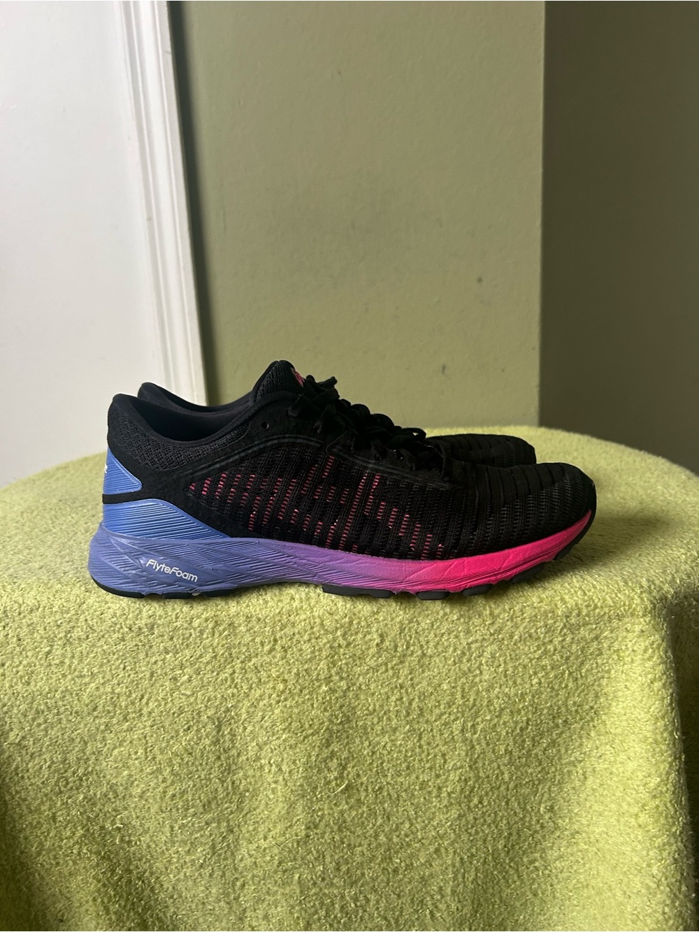 Asics Dyna Flyte2 Women’s Black Running Shoes with Pink-to-Purple-to-Blu - Picture 6 of 12